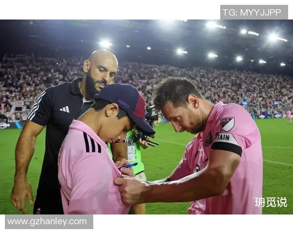 《球场背后的守护者:那些为足球巨星默默奉献的保镖故事》 《球场背后的守护者:那些为足球巨星默默奉献的保镖故事》