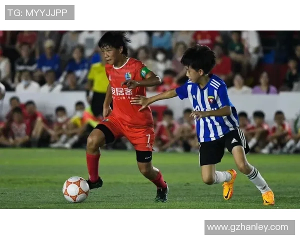 中国足球小将崭露头角与外国球星对决激发新一轮竞技热潮