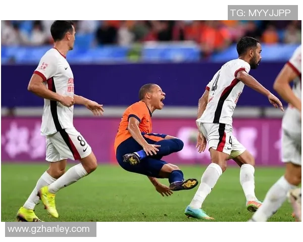 当足球裁判遇到超级球星场上判罚的尺度与公正性探讨