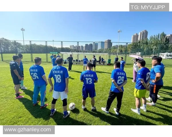 绿茵场上巨星潇洒突破瞬间尽显速度与力量之美